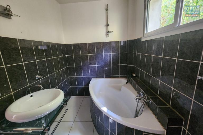 EN LOCATION - un appartement duplex de type T5 situé à Faravohitra. Contact Mr Jacky 0340244304