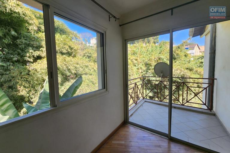 EN LOCATION - un appartement duplex de type T5 situ&eacute; &agrave; Faravohitra. Contact Mr Jacky