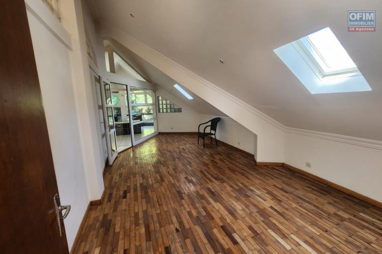 EN LOCATION - un appartement duplex de type T5 situé à Faravohitra. Contact Mr Jacky 0340244304
