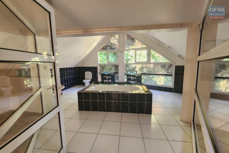 EN LOCATION - un appartement duplex de type T5 situé à Faravohitra. Contact Mr Jacky 0340244304