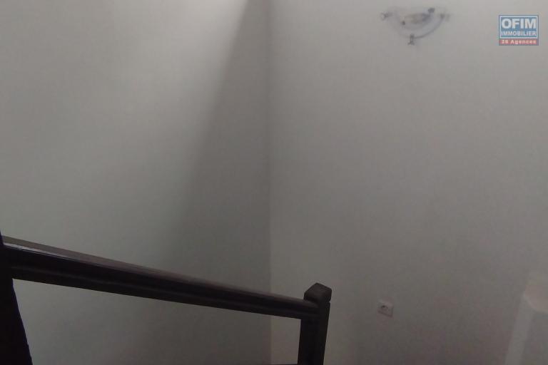 A louer, maison F4 en plein centre ville, dans une résidence à Ankorondrano (contact Felana)