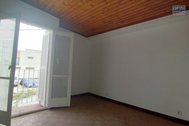 A louer, maison F4 en plein centre ville, dans une résidence à Ankorondrano (contact Felana)