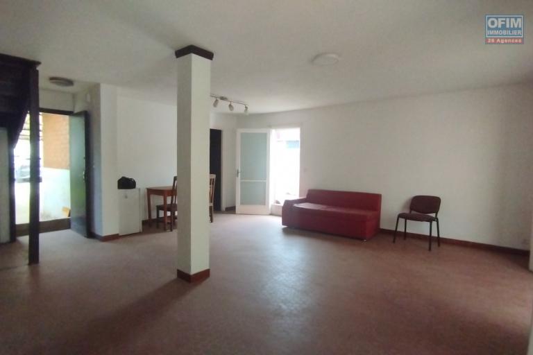 A louer, un maison F4 &agrave; usage bureau, avec parking sur Ankorondrano (contact Felana)
