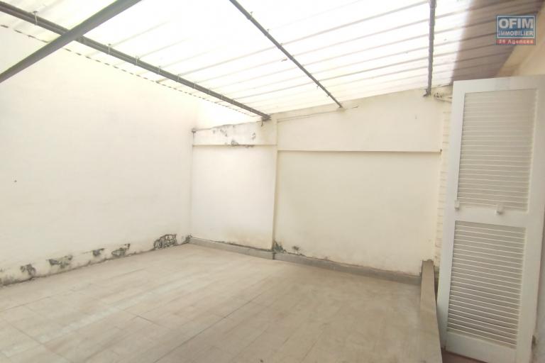 A louer, un maison F4 &agrave; usage bureau, avec parking sur Ankorondrano (contact Felana)