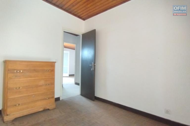 A louer, un maison F4 &agrave; usage bureau, avec parking sur Ankorondrano (contact Felana)