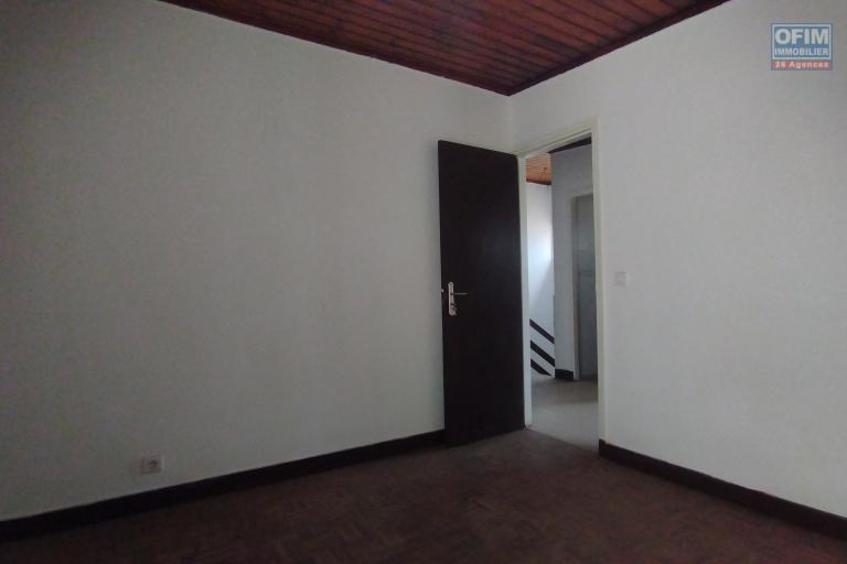 A louer, un maison F4 à usage bureau, avec parking sur Ankorondrano (contact Felana 0341654755)
