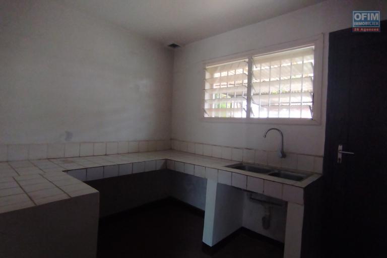 A louer, maison F4 en plein centre ville, dans une résidence à Ankorondrano (contact Felana)