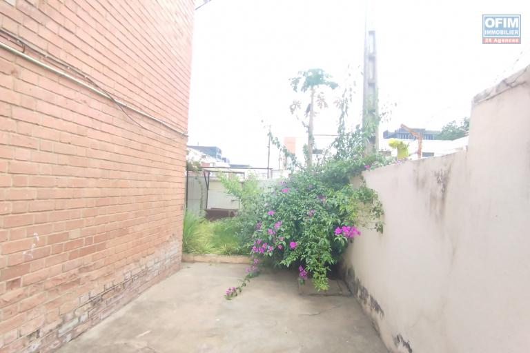 A louer, maison F4 en plein centre ville, dans une résidence à Ankorondrano (contact Felana)