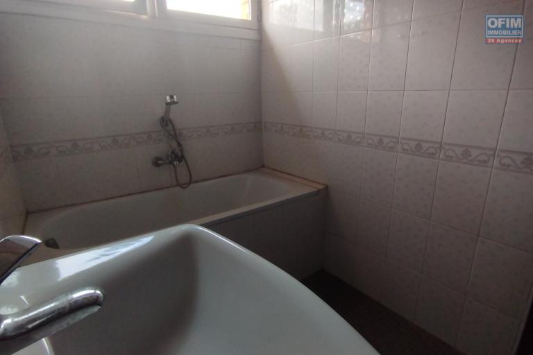 A louer, maison F4 en plein centre ville, dans une résidence à Ankorondrano (contact Felana)