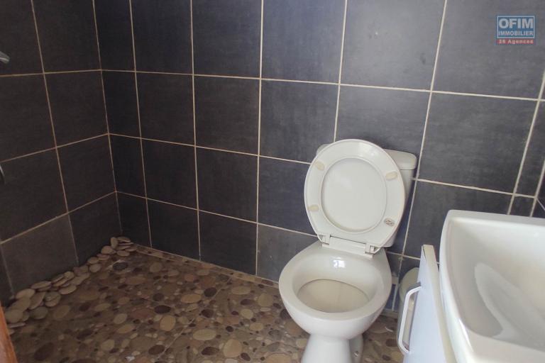 a louer une maison en duplex F3 avec toit- terrasse à andoharanofotsy tel