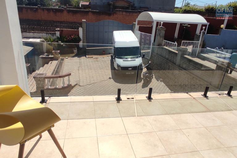 a louer une maison en duplex F3 avec toit- terrasse à andoharanofotsy tel 034 02 218 69