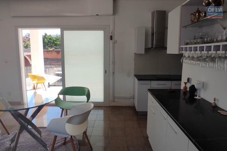 a louer une maison en duplex F3 avec toit- terrasse à andoharanofotsy tel 034 02 218 69