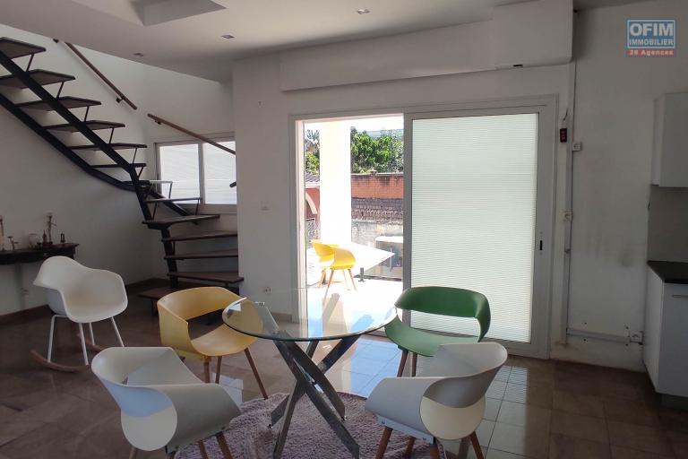 a louer une maison en duplex F3 avec toit- terrasse à andoharanofotsy tel 034 02 218 69