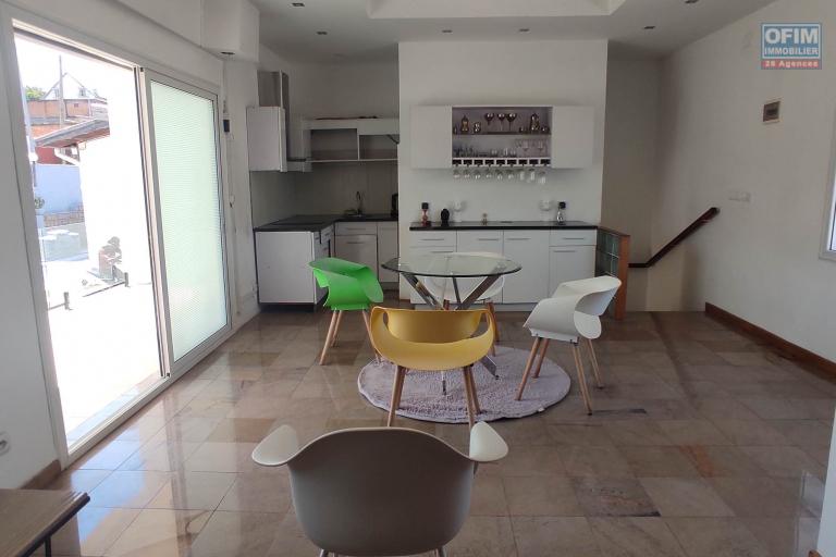 a louer une maison en duplex F3 avec toit- terrasse à andoharanofotsy tel 034 02 218 69