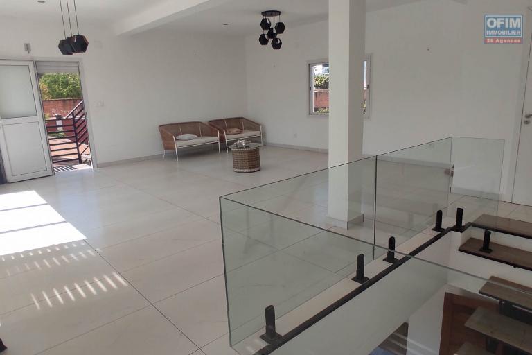 a louer une maison en duplex F3 avec toit- terrasse à andoharanofotsy tel 034 02 218 69