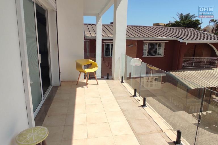 a louer une maison en duplex F3 avec toit- terrasse à andoharanofotsy tel