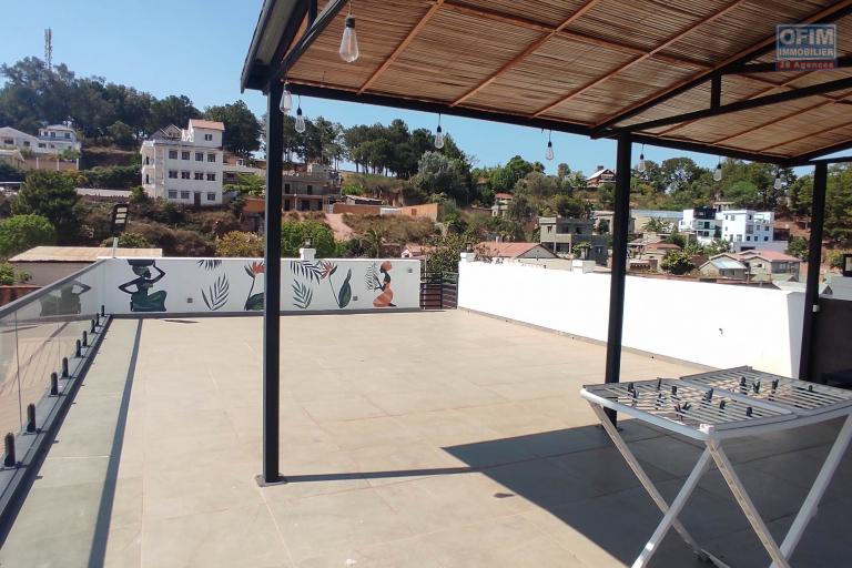 a louer une maison en duplex F3 avec toit- terrasse à andoharanofotsy tel 034 02 218 69