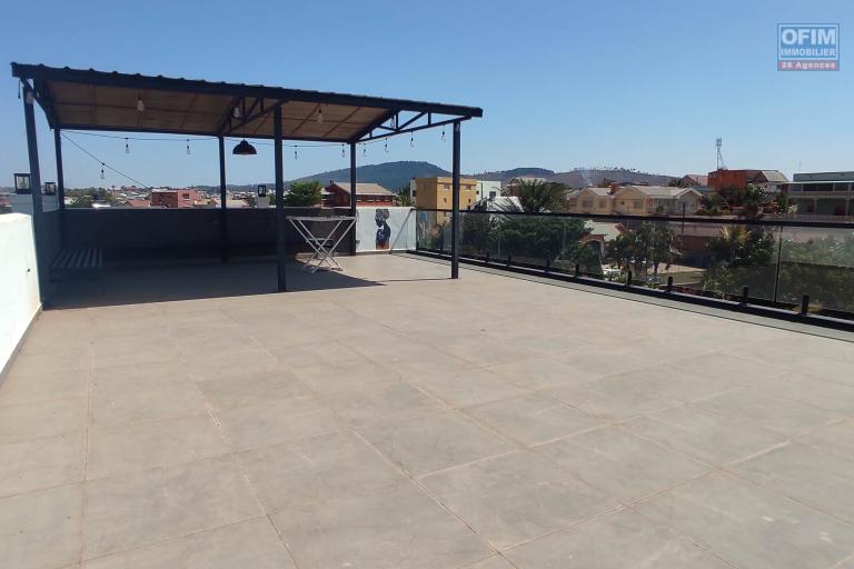a louer une maison en duplex F3 avec toit- terrasse à andoharanofotsy tel 034 02 218 69