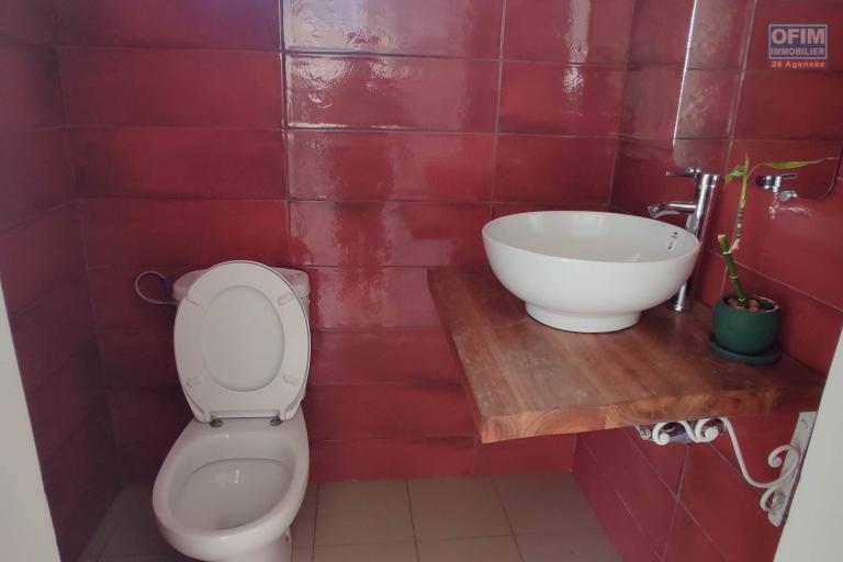 a louer une maison en duplex F3 avec toit- terrasse à andoharanofotsy tel 034 02 218 69