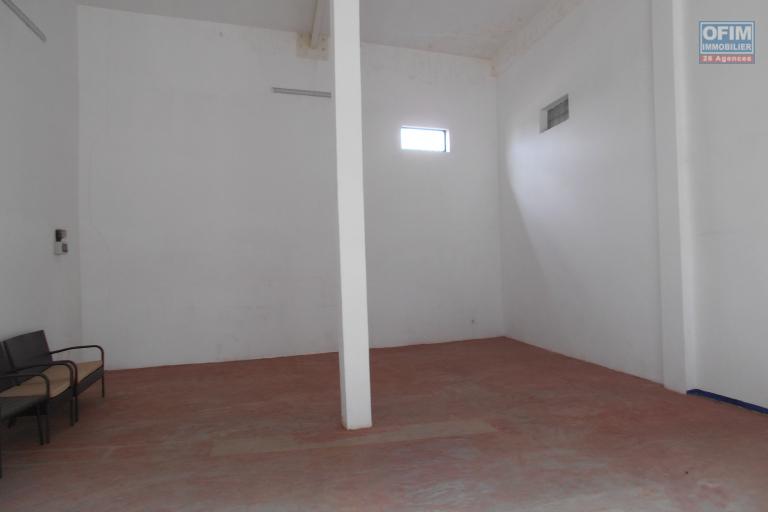 Un entrepôt de 100m2 sur By Pass ( CONTACT LALAINA 034 08 583 76 )