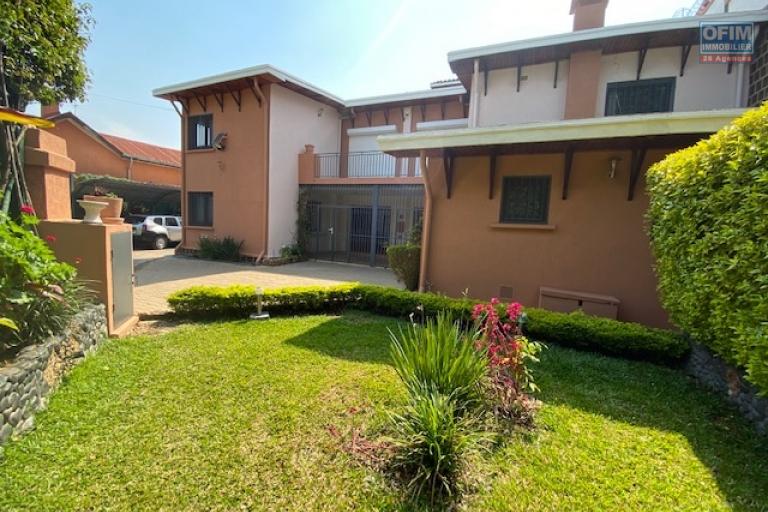 Une villa F6 meublée à étage à Androhibe ( CONTACT LALAINA 034 08 583 76 )