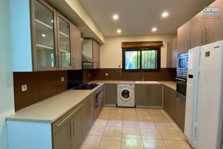 Une villa F6 meublée à étage à Androhibe ( CONTACT LALAINA 034 08 583 76 )
