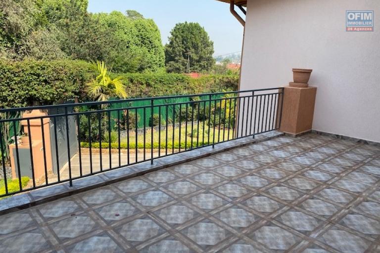 Une villa F5 meublée à étage à Androhibe ( CONTACT LALAINA 034 08 583 76 )