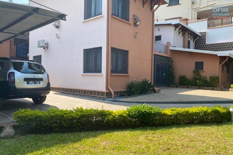 Une villa F6 meublée à étage à Androhibe ( CONTACT LALAINA 034 08 583 76 )