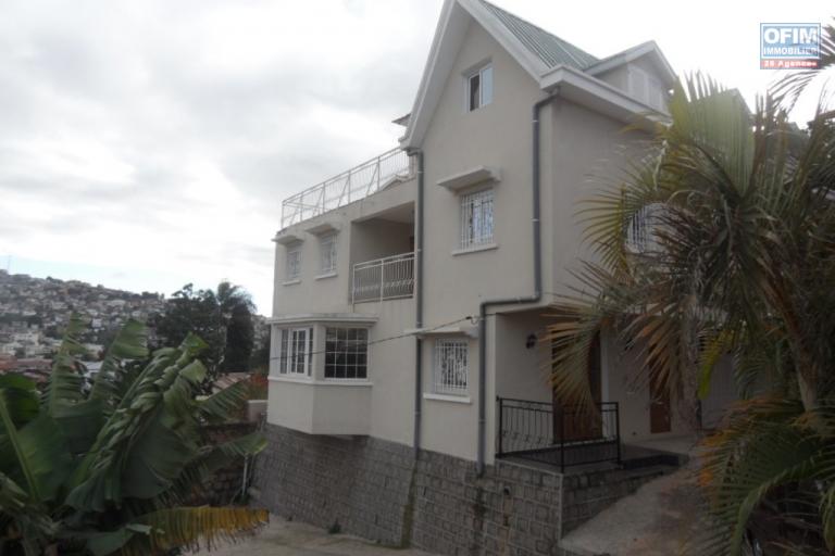 Une maison F5 à Tsiadana pour bureau ( CONTACT LALAINA 034 08 583 76 )