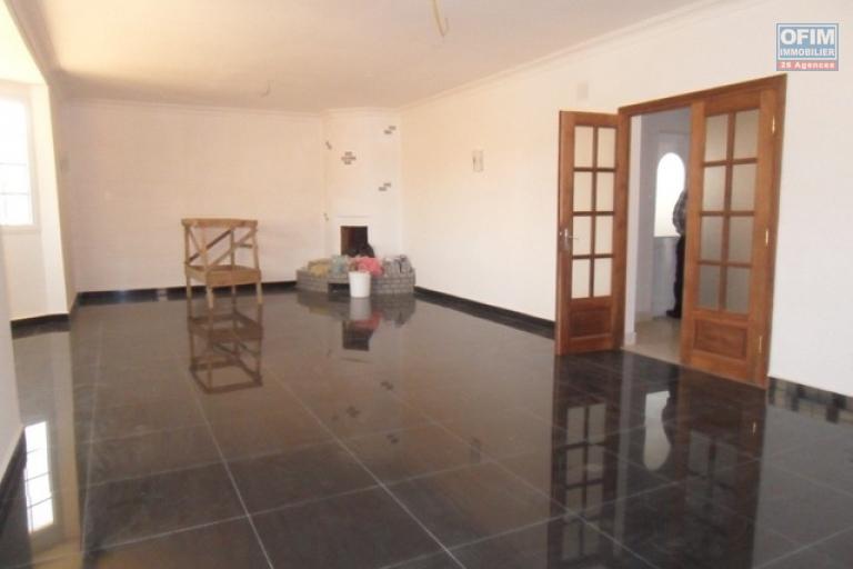 Une maison F5 à Tsiadana pour bureau ( CONTACT LALAINA 034 08 583 76 )