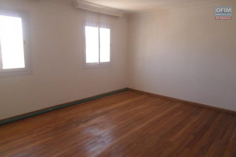 Une maison F5 &agrave; Tsiadana pour bureau ( CONTACT LALAINA )