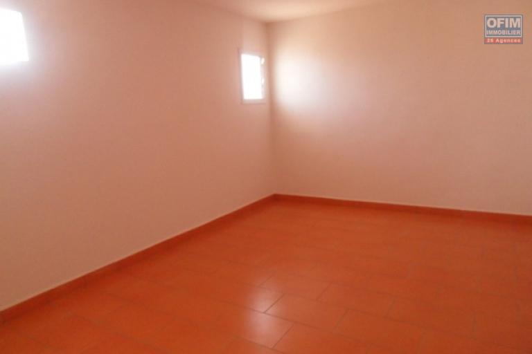 Une maison F5 &agrave; Tsiadana pour bureau ( CONTACT LALAINA )