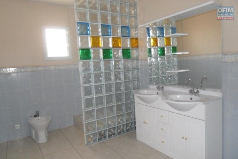 Une maison F5 à Tsiadana pour bureau ( CONTACT LALAINA 034 08 583 76 )