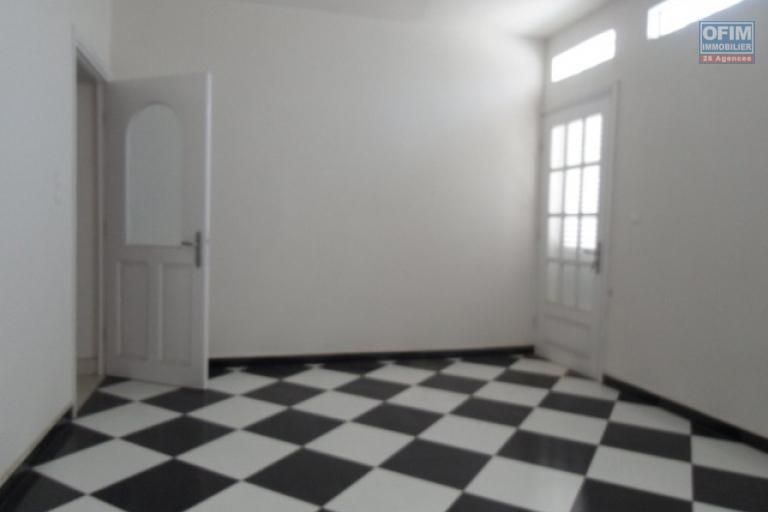 Une maison F5 à Tsiadana pour bureau ( CONTACT LALAINA 034 08 583 76 )