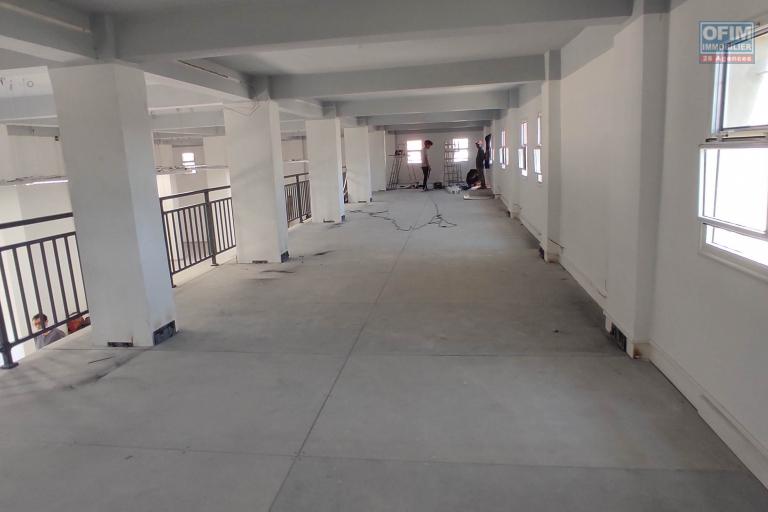 &Agrave; Louer &ndash; Bureau de 400 m&sup2; &agrave; Andraharo, emplacement strat&eacute;gique  dans un site s&eacute;curis&eacute; &agrave; andraharo ambodivonikely tel