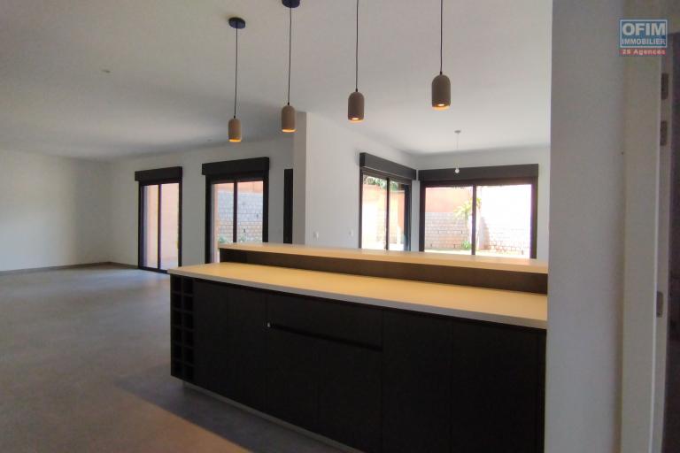 A louer, magnifique villa F4+, neuve avec piscine sur Ambatobe  ( contact Felana)