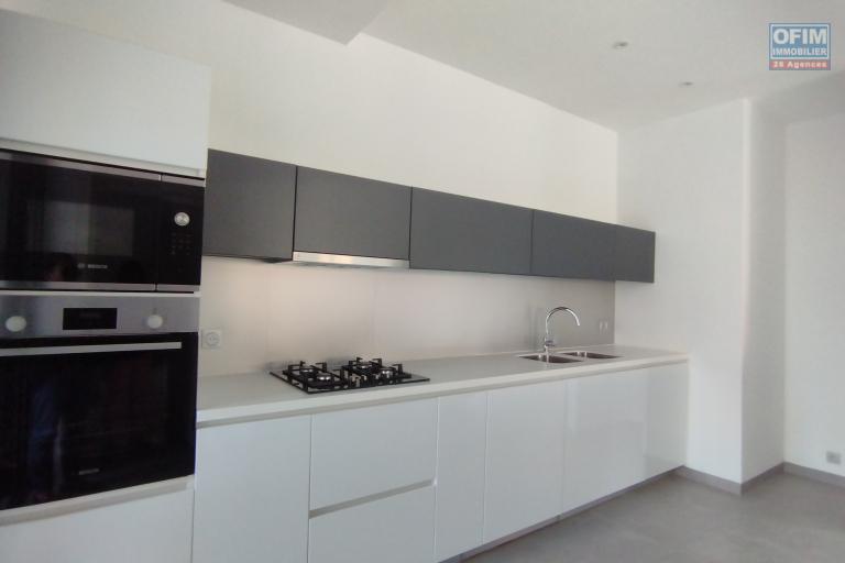 A louer, magnifique villa F4+, neuve avec piscine sur Ambatobe  ( contact Felana 0341654755)