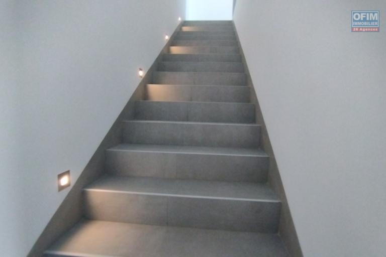 A louer, magnifique villa F4+, neuve avec piscine sur Ambatobe  ( contact Felana)