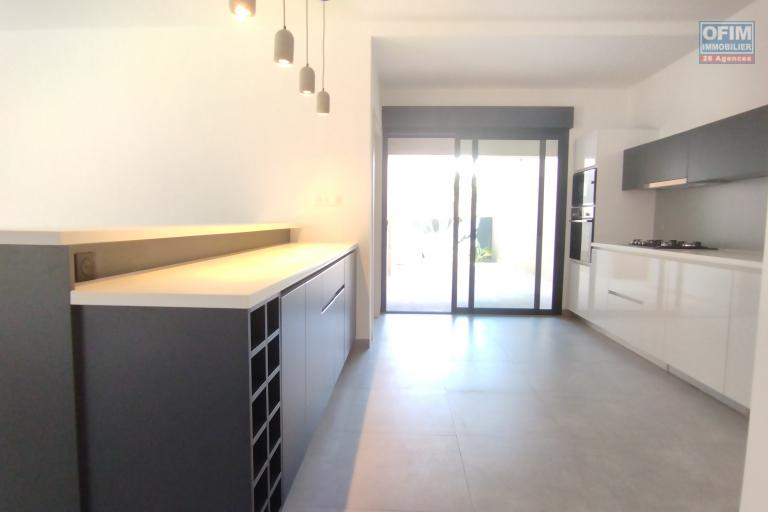 A louer, magnifique villa F4+, neuve avec piscine sur Ambatobe  ( contact Felana 0341654755)