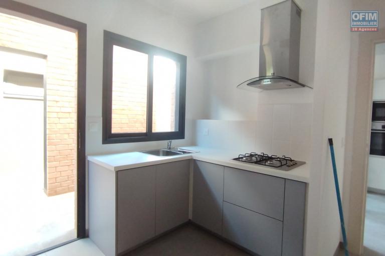 A louer, magnifique villa F5 +, neuve avec piscine sur Ambatobe (contact Felana)