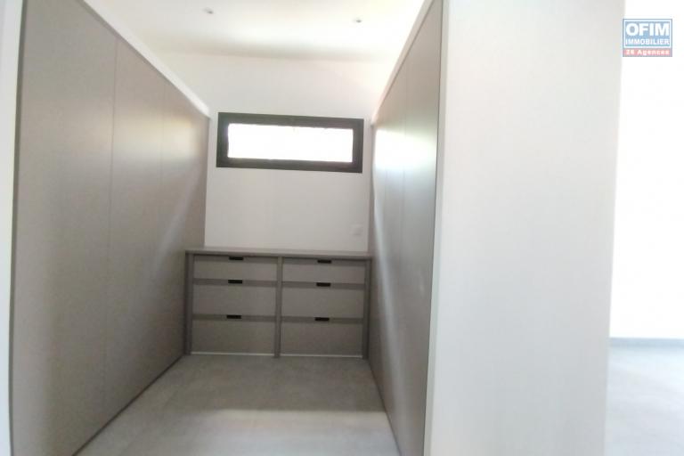 A louer, magnifique villa F4+, neuve avec piscine sur Ambatobe  ( contact Felana 0341654755)