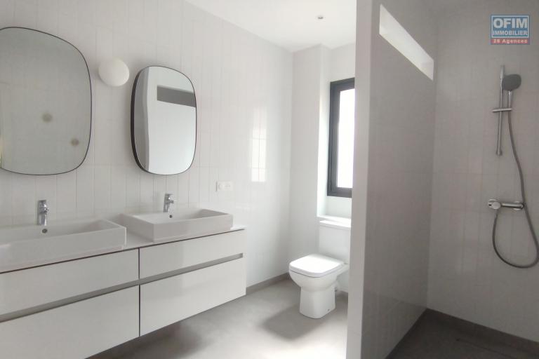 A louer, magnifique villa F4+, neuve avec piscine sur Ambatobe  ( contact Felana)