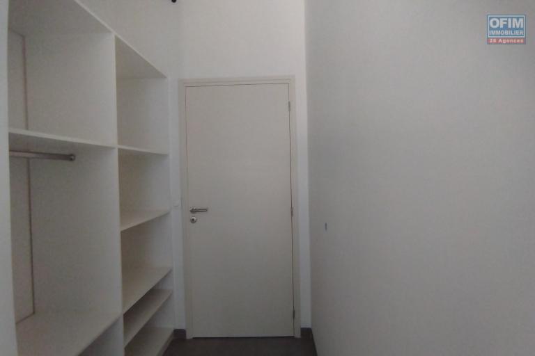 A louer, magnifique villa F4+, neuve avec piscine sur Ambatobe  ( contact Felana 0341654755)