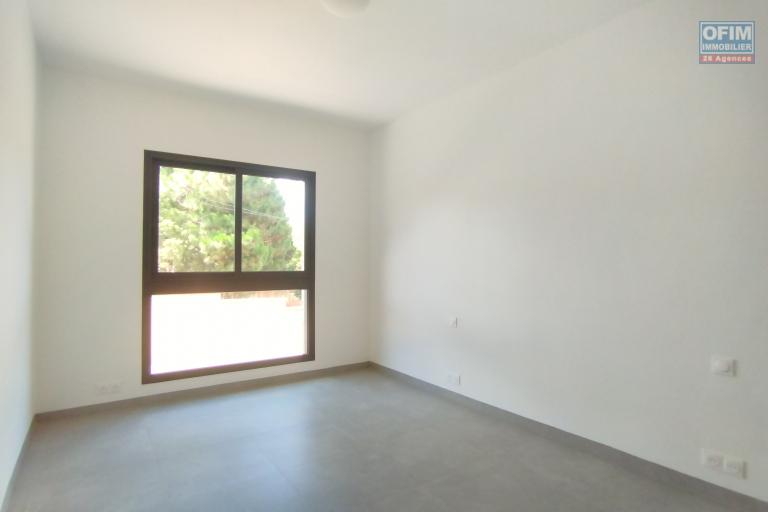 A louer, magnifique villa F4+, neuve avec piscine sur Ambatobe  ( contact Felana)