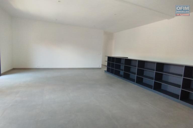 A louer, magnifique villa F4+, neuve avec piscine sur Ambatobe  ( contact Felana 0341654755)