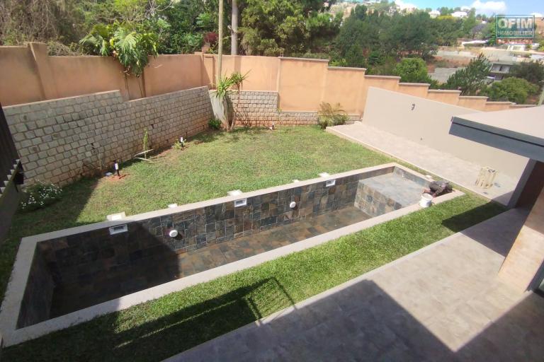 A louer, magnifique villa F4+, neuve avec piscine sur Ambatobe  ( contact Felana 0341654755)