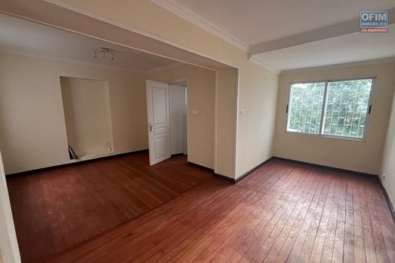 Une maison F3 en triplex à Andohalo ( CONTACT LALAINA 034 08 583 76 )