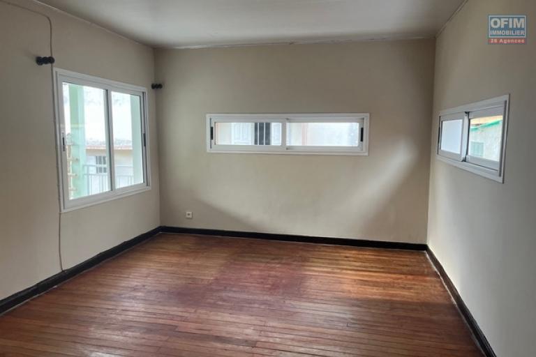 Une maison F3 en triplex &agrave; Andohalo ( CONTACT LALAINA )