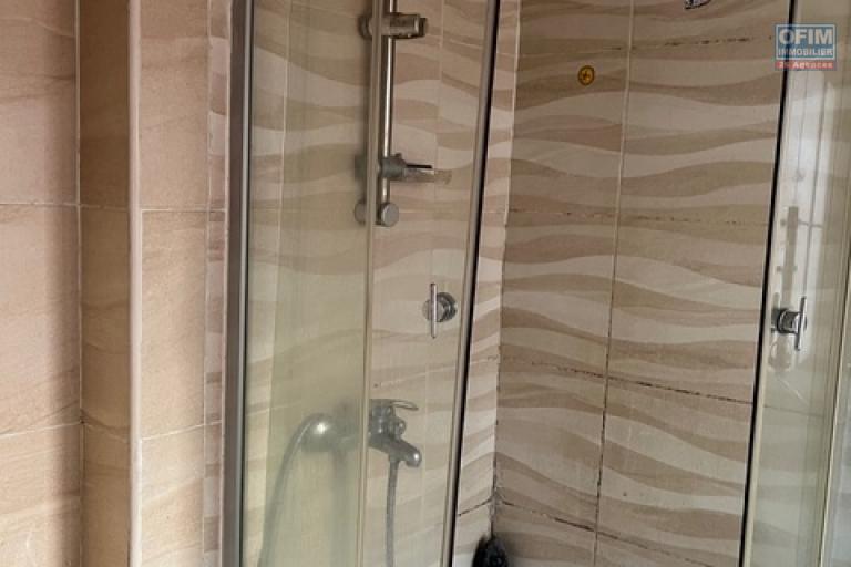 Une maison F3 en triplex à Andohalo ( CONTACT LALAINA 034 08 583 76 )