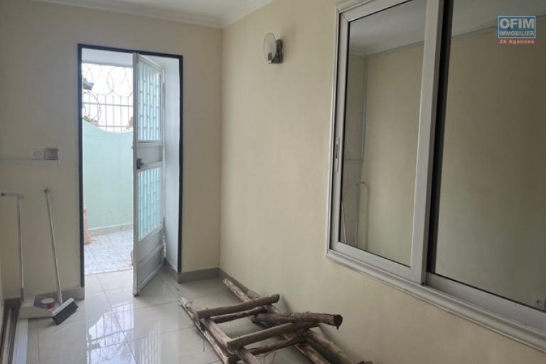 Une maison F3 en triplex &agrave; Andohalo ( CONTACT LALAINA )